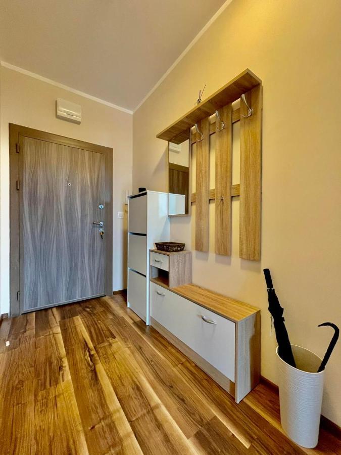 Apartment 712